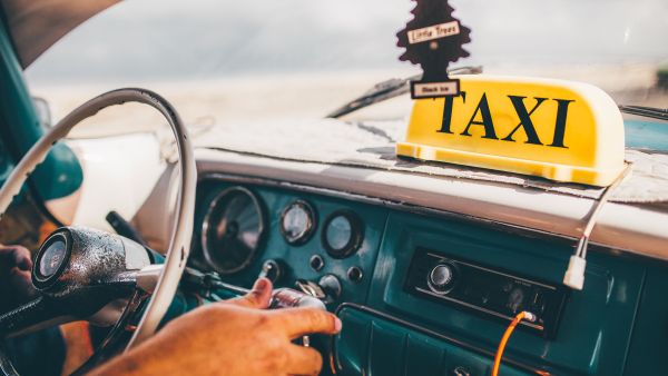 Taxi à Annecy la Clusaz : un service de transport fiable 24/7